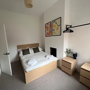 altrincham-house-2-bedroom-house-near-navigation-road.hotelsin-chester.com/